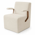 Sillón tapizado en tela beige con estructura de madera