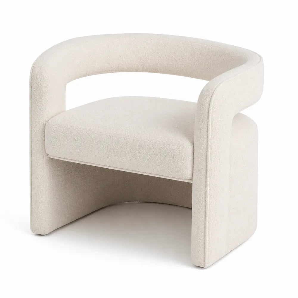 Silla curvada de tela beige con estructura interna de madera