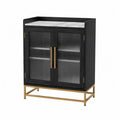 Aparador de madera negra con puertas de vidrio acanalado y base de metal dorado