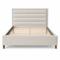 Cama tapizada beige con estructura de madera y cabecero acolchado