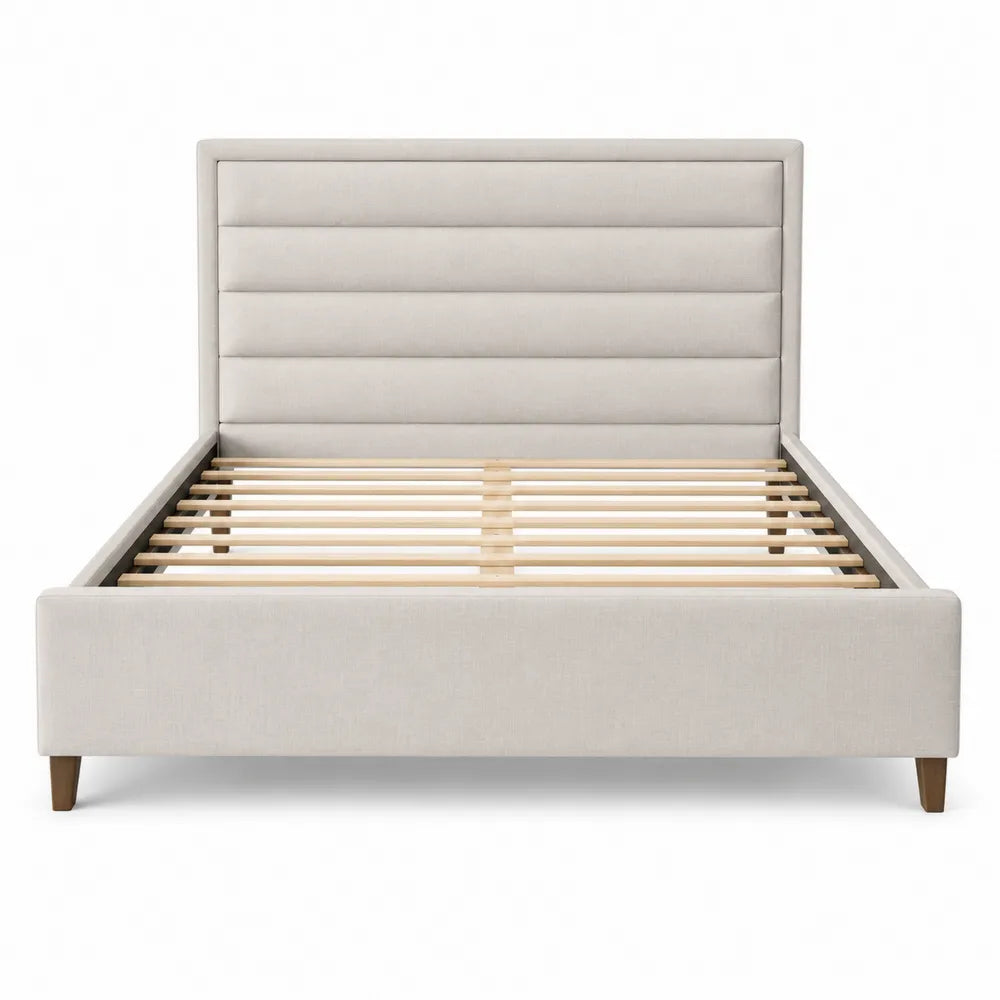 Cama tapizada beige con estructura de madera y cabecero acolchado